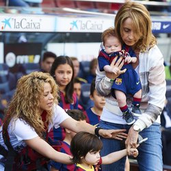 Shakira, Milan, Sasha et sa belle mère à un match de Barcelone