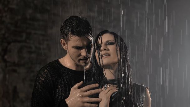Julien Lieb dévoile un duo inattendu avec la chanteuse italienne Laura Pausini
