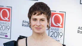 Christine and The Queens : transformation bluffante et confidences sur les drag-queens qui ont changé sa vie