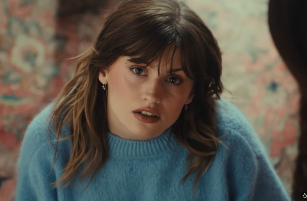 Marine dans le clip de "Escroc"