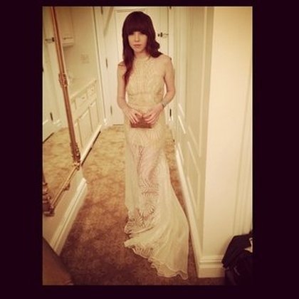 Carly Rae Jepsen ‏: Toute prête pour le tapris rouge de l'amfAR !!! Gros merci pour mon ami de Vancouver #CarlieWong pour cet incroyable...  