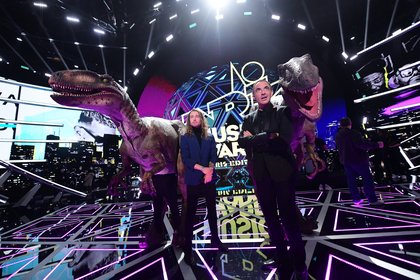 Julien Doré et Nikos Aliagas - Backstage NRJ Music Awards Paris Edition