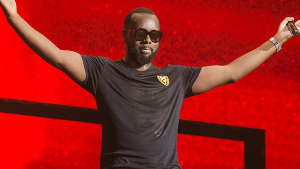 Gims fait le buzz en reprenant la danse très bizarre de Nabilla