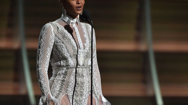 Beyoncé clôt la cérémonie des Grammy Awards en beauté!