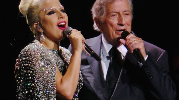 Tony Bennett : Lady Gaga lui donne la chaire de poule!