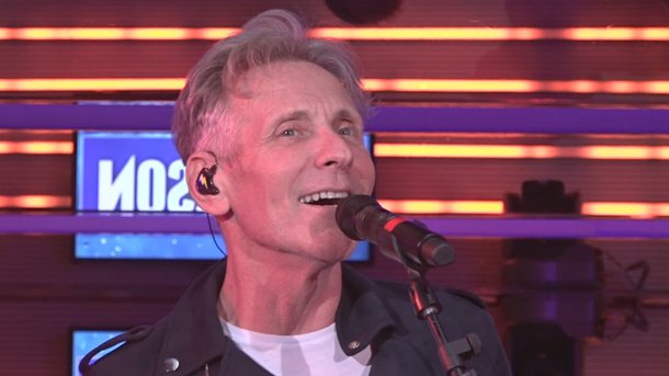 Plastic Bertrand chante en live "ça plane pour moi". Version Spéciale pour Nostalgie