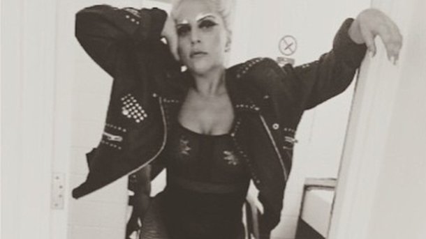 Lady Gaga chante en français dans un club de Londres!