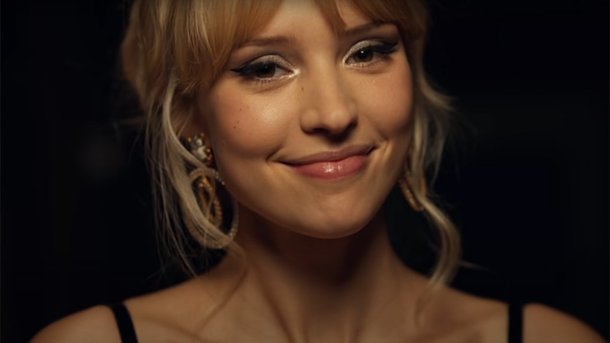 Angèle métamorphosée: exit la frange et le blond platine!
