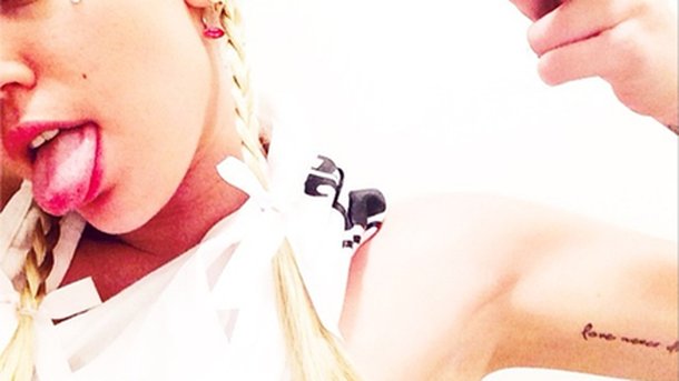 Miley Cyrus : un tatouage en souvenir de son chien disparu !