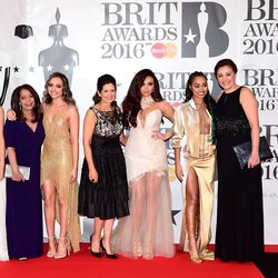 Jade Thirlwall, Perrie Edwards, Jesy Nelson et Leigh-Anne Pinnock des Little Mix avec leur maman arrivent aux Brit Awards 2016