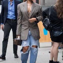 Rihanna décolleté