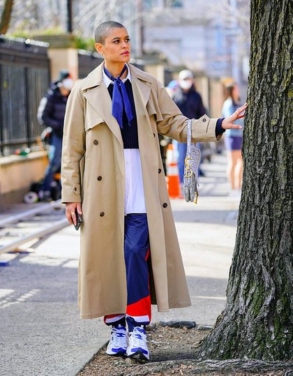 Look 15 : le trench coat, un must pour espionner les gossips.