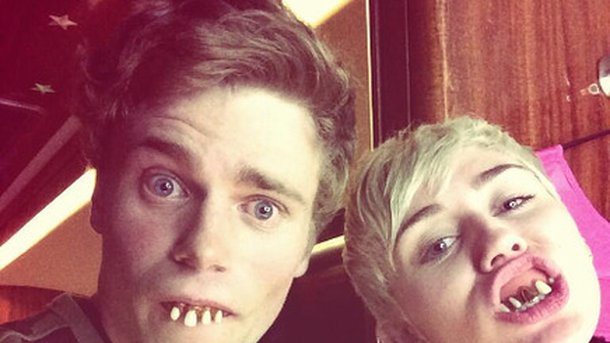 Miley Cyrus : accro à son dentier !