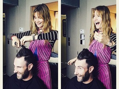 Adam Levine se fait couper les cheveux
