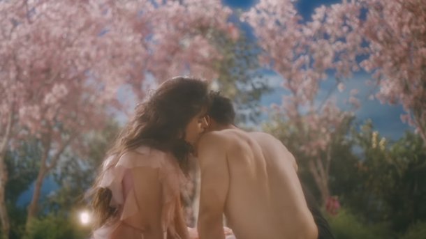 Camila Cabello : découvrez le clip fleuri de «Living Proof»