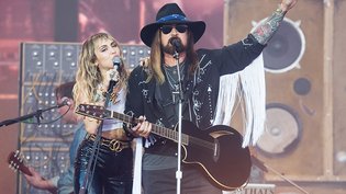 Miley Cyrus chante "Old Town Road" avec son père
