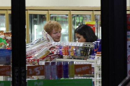 Ed Sheeran et Selena Gomez dans un Seven/Eleven 