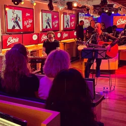 Calogero offre un Concert super privé à quatre auditrices privilégiées dans les studios de Chérie Paris !