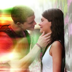 Jonny Weston (David Raskin) et Sofia Black-D'Elia (Jessie) dans Projet Almanac