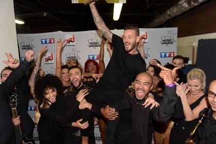 M Pokora et son équipe