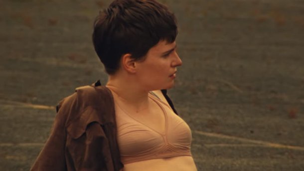 Christine and The Queens dévoile le nouveau clip puissant de « Doesn’t Matter »