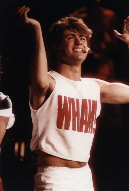 La periode Wham!.  Pulls rose bonbon, micro-shorts, mitaines fluo, franges : que ce soit au niveau des coupes, des matières ou des couleurs, George Michael ose tout