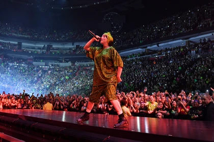 Billie Eilish donne le coup d'envoi de sa tournée "Where Do We Go?" 4