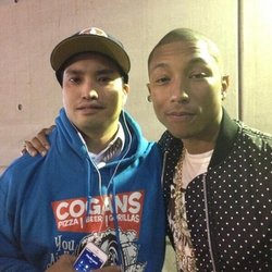 Pharell Williams: Merci @chadhugo, c'était énorme de partager la scène avec toi ce soir. #NERDforever 