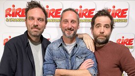 Arnaud Cosson à Sébastien Castro et Guillaume Clérice : "... Vous, Guillaume, vous jouez dans cette pièce le rôle du beau gosse et, en vous voyant, c’est vrai qu'on comprend pourquoi. Et vous, Sebastien, vous jouez le rôle du mec un peu benêt, un peu bas du front, un peu con con, et, en vous voyant, c’est vrai…que vous êtes aussi le producteur de la pièce !"