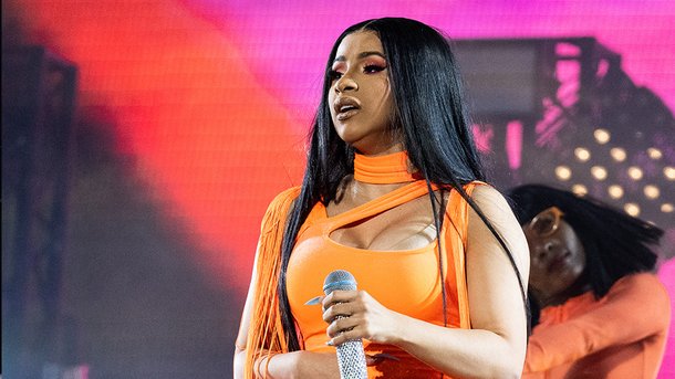 Cardi B dévoile son impressionnant tatouage floral sur sa fesse!