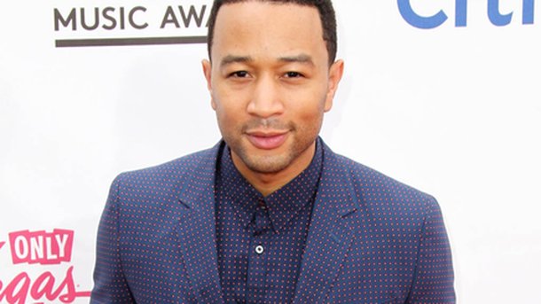 John Legend tease son nouveau clip «Love Me Now»!