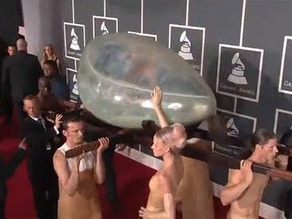 Lady Gaga lors de son arrivée dans un oeuf aux Grammy Awards