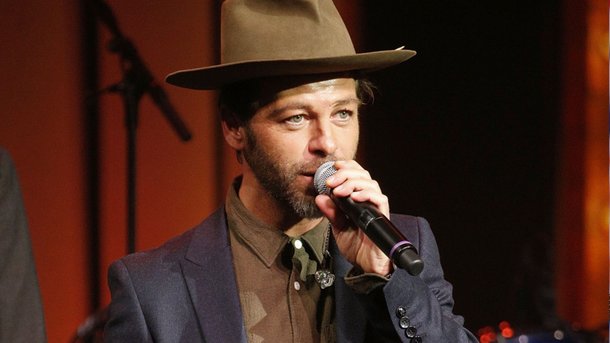 Christophe Maé : bientôt la réédition de “La vie d’artiste” et un duo avec Youssou N'Dour !