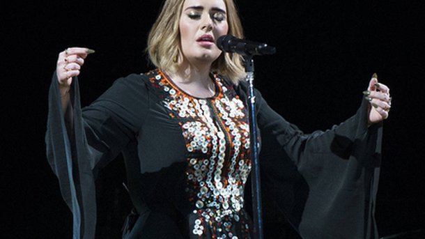 Adele : sublime sur une photo dans une piscine!