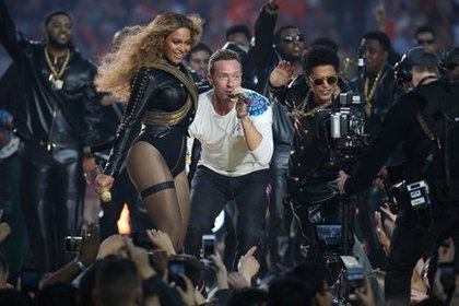 Beyoncé, Chris Martin et Bruno Mars lors de la mi-temps du Superbowl!