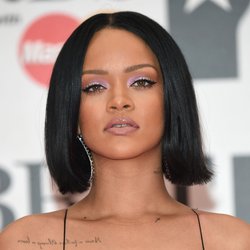 Rihanna arrive aux Brit Awards 2016