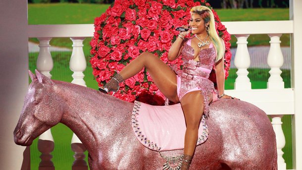Nicki Minaj en dévoile un peu trop sur scène