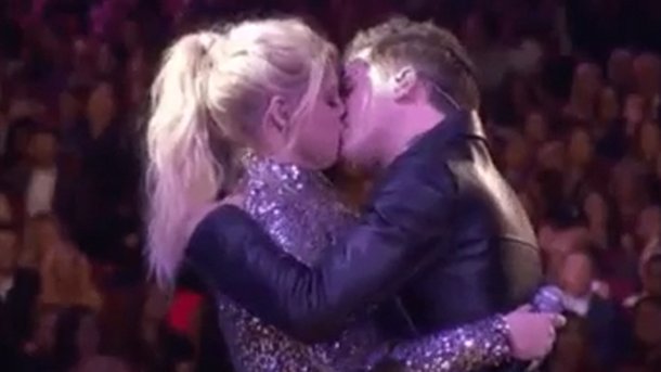 Charlie Puth : il explique son baiser avec Meghan Trainor!