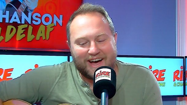 La chanson d'Oldelaf "Parachute" - "Qu’est ce qui m’a pris, D’avoir dit oui, J’suis trop gentil, Trop con aussi..."