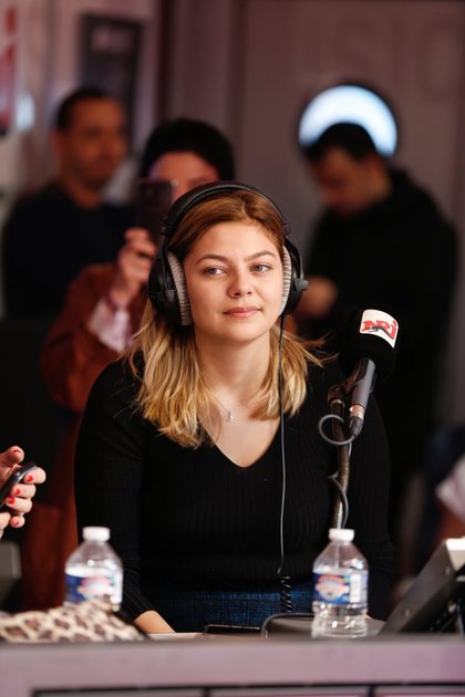 Louane chez Manu dans le 6/9 - NRJ Music Awards 2017