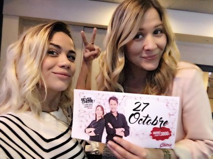 Caro et Stéphanie présentent la date d'anniversaire