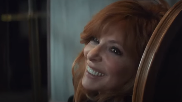 Resplendissante, Mylène Farmer nous invite à "Rallumer les étoiles" dans son nouveau clip !