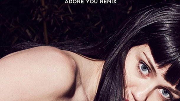 Miley Cyrus : brune et nue pour son remix d'« Adore You » !