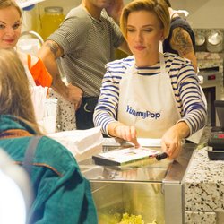Scarlett Johansson en serveuse