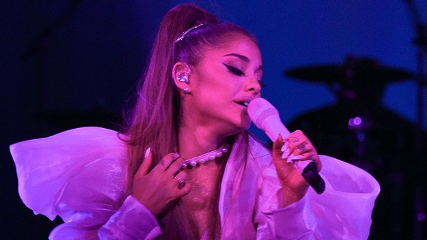 Ariana Grande: les photos de son anniversaire surprise organisé par sa famille et son chéri Dalton Gomez