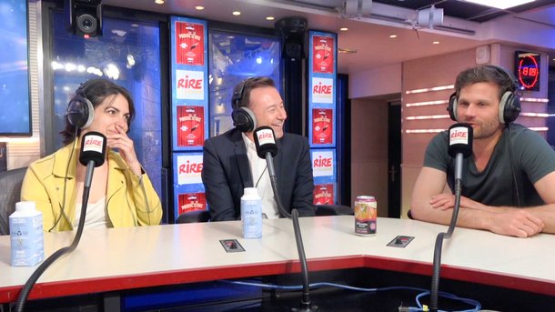 Alexis Michalik, Andy Cocq et Véronique Hatat : pour en savoir plus sur eux, voici la bio express sonore. Où il est question de fromage corse dans les chaussures, de Starmania, d'amour des toboggans, et d'un tournage sans permis de conduire...