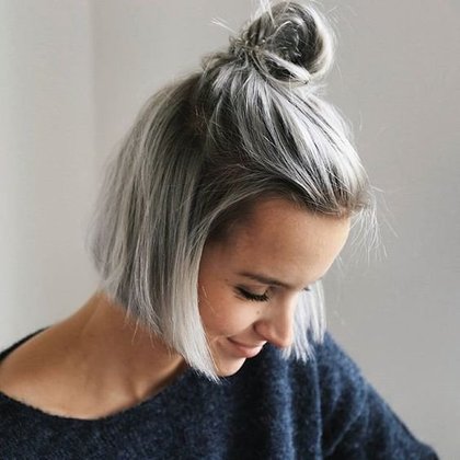 On test les cheveux poivre et sel.