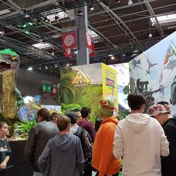 Le joli stand Koch Media ! Oui, c'est bien un dinosaure !