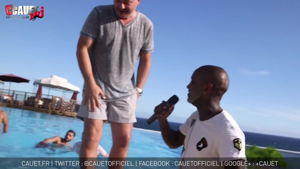 Willy William se fait choper et jeter à l'eau en plein live
