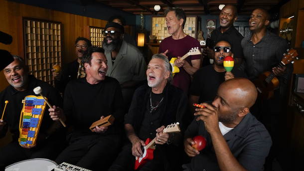 Kenny Loggins interprète "Danger Zone" et "Footloose" avec des instruments pour enfants